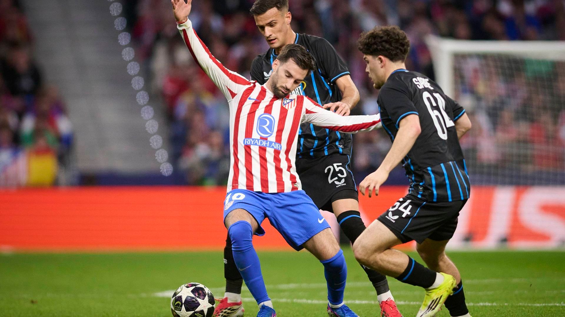 Baena, en una jugada del Atlético-Brujas
