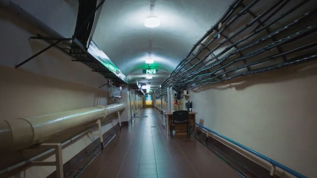 Zelenski enseña el búnker en el que vive y organiza la defensa de Ucrania tras cuatro años de invasión rusa