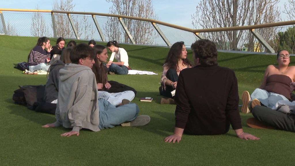 La juventud retrocede en feminismo, la mitad cree que ayuda a la manipulación política