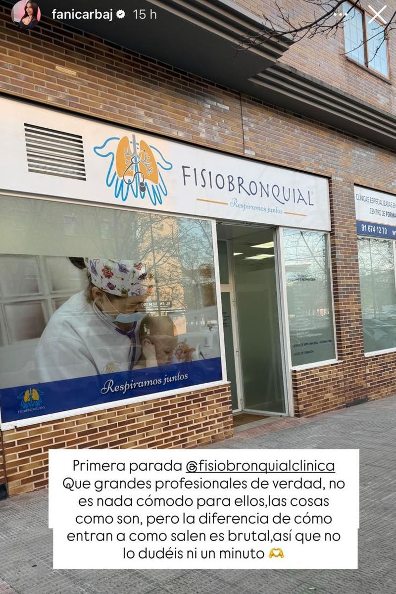 Fani Carbajo ha acudido a una clinica de fisioterapia bronquial con su hija