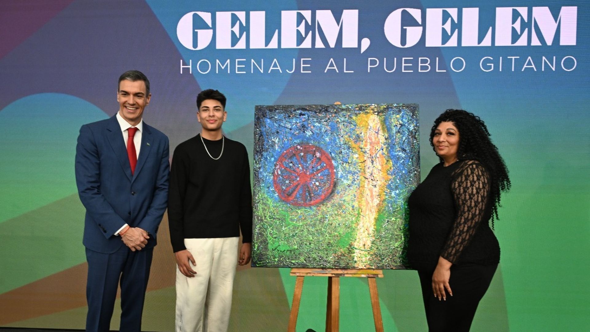 Juanito Cortés junto con el presidente del Gobierno Pedro Sánchez tras el regalo del cuadro
