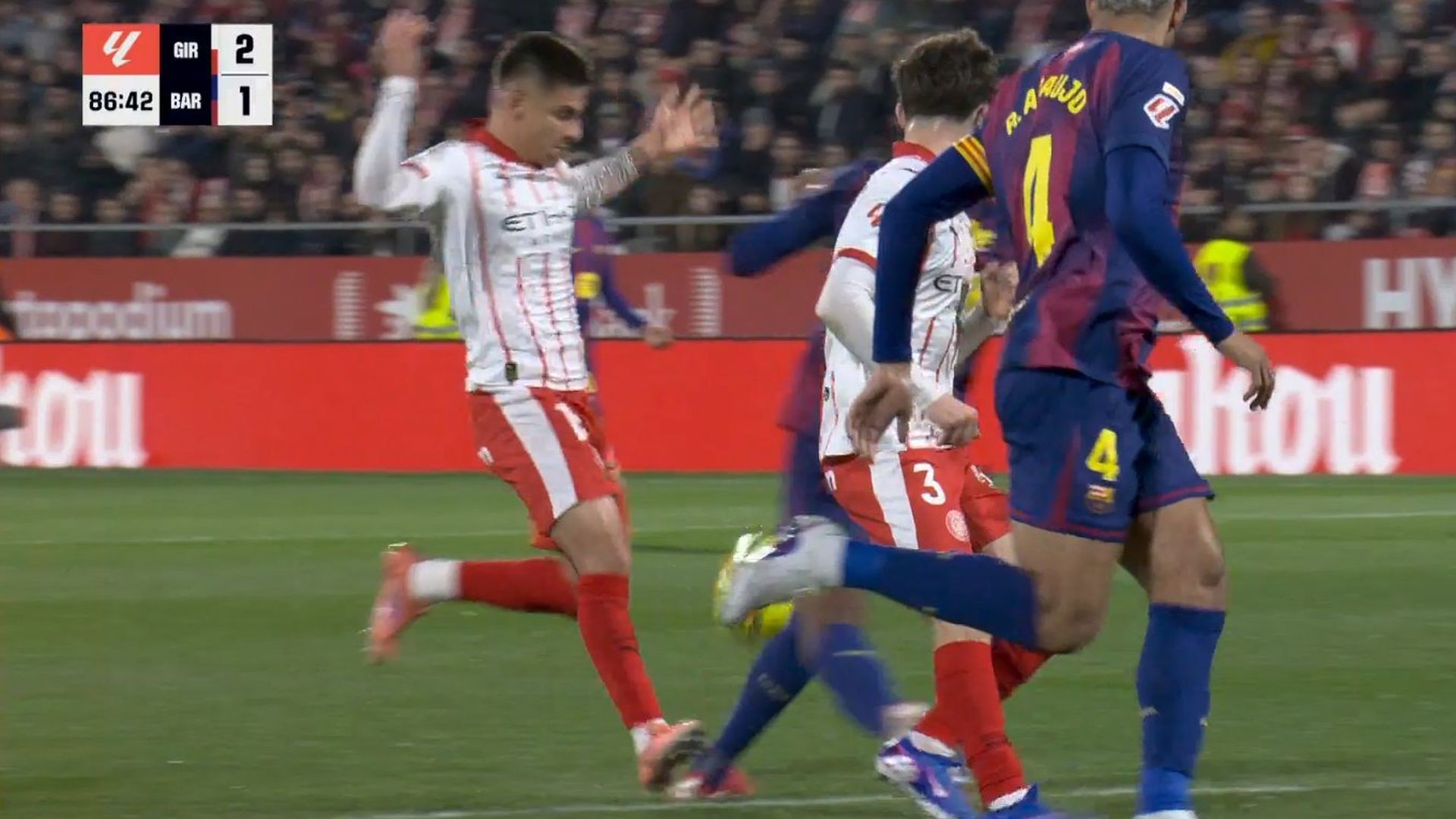 La acción entre Koundé y Echeverri