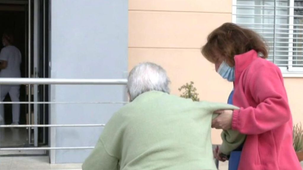 Las enfermeras de residencias no pueden más, cada una tiene que atender a 30 pacientes: "Hay familias detrás"