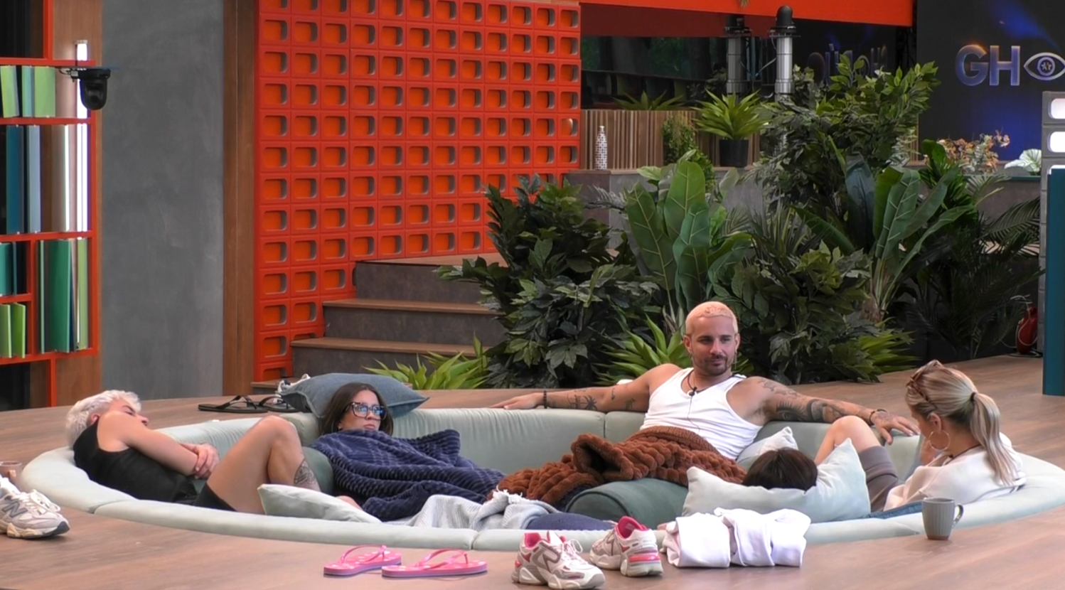 Los concursantes hablando de discotecas en el sofá