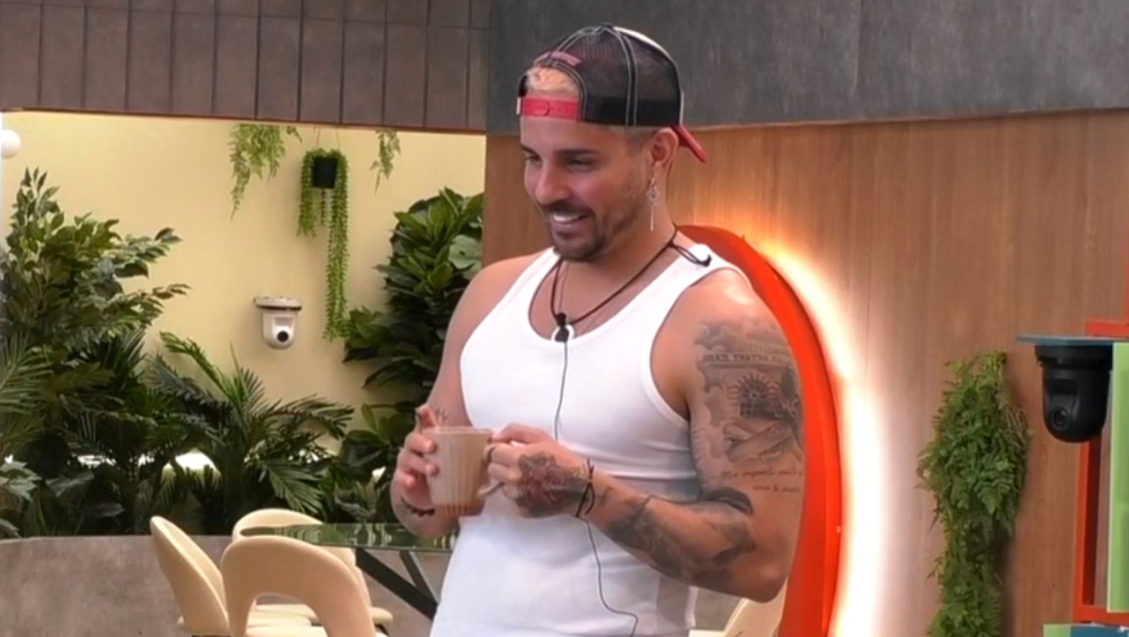 Manuel decide jugar a polícia y ladrón en la casa para crear tramas