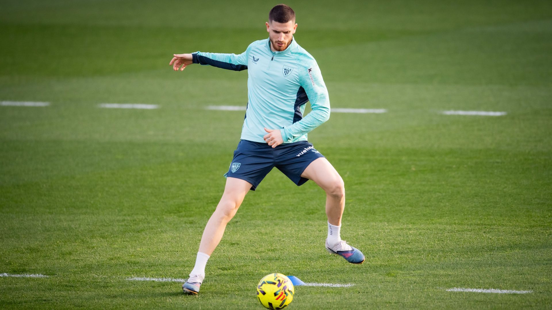 Oihan Sancet se maneja en un entrenamiento en Lezama