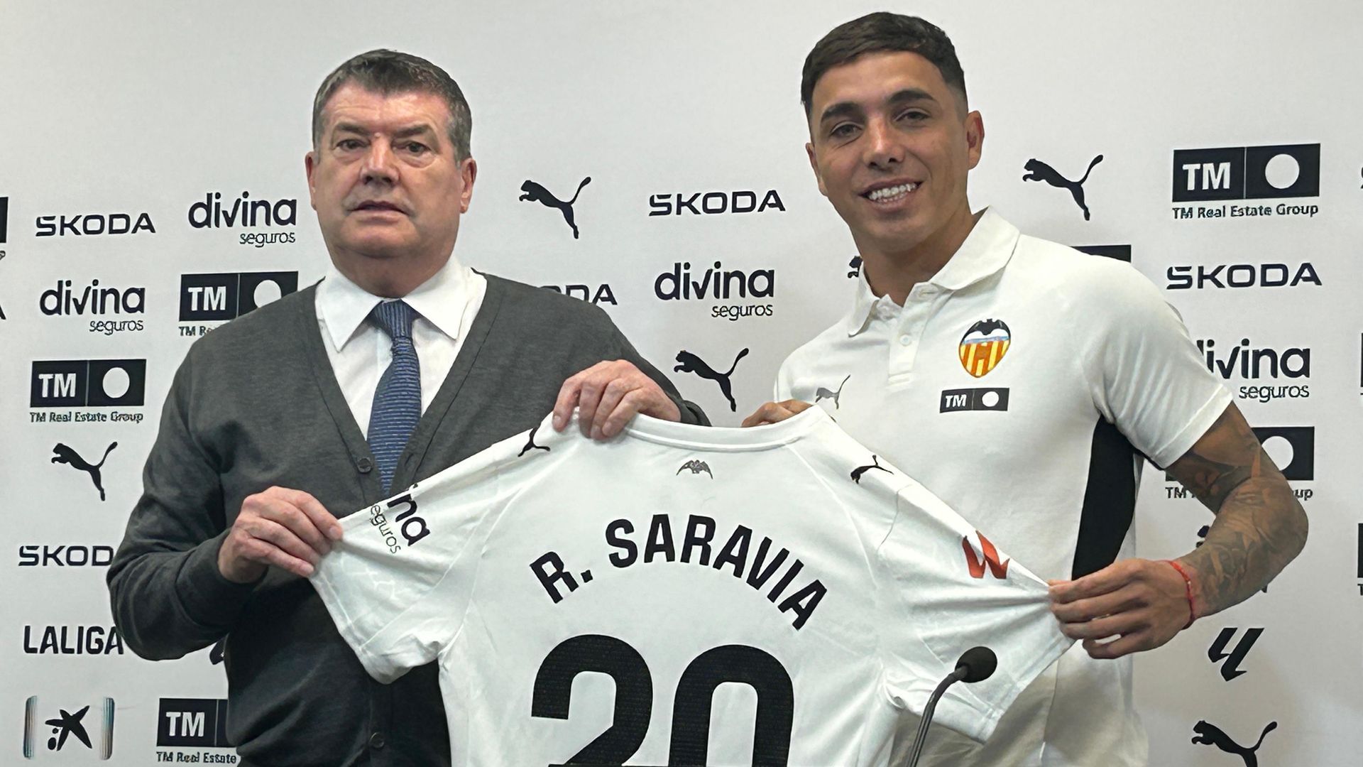 Renzo Saravia presentado con el Valencia CF