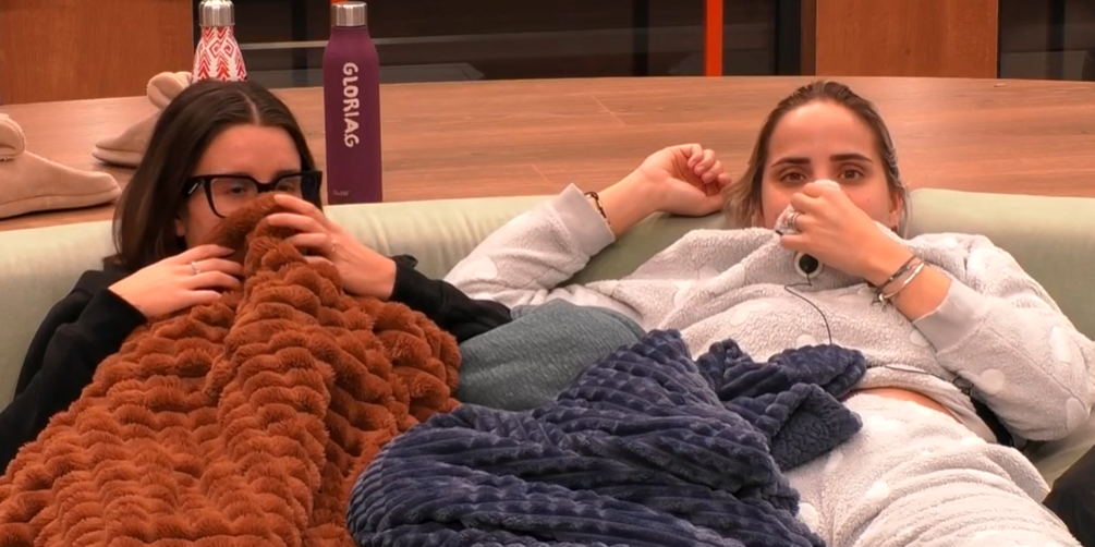 Sandra y Gloria se tapan la nariz por los pedos de Juanpi y Manu