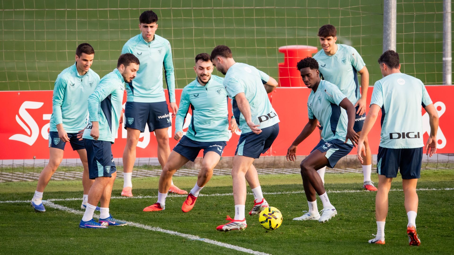 Sesión de rondo y trabajo en el entrenamiento en Lezama