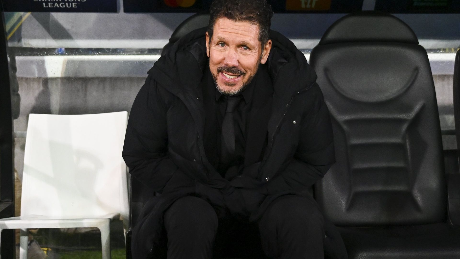 Simeone, en el banquillo en un partido Simeone, en el banquillo en un partido