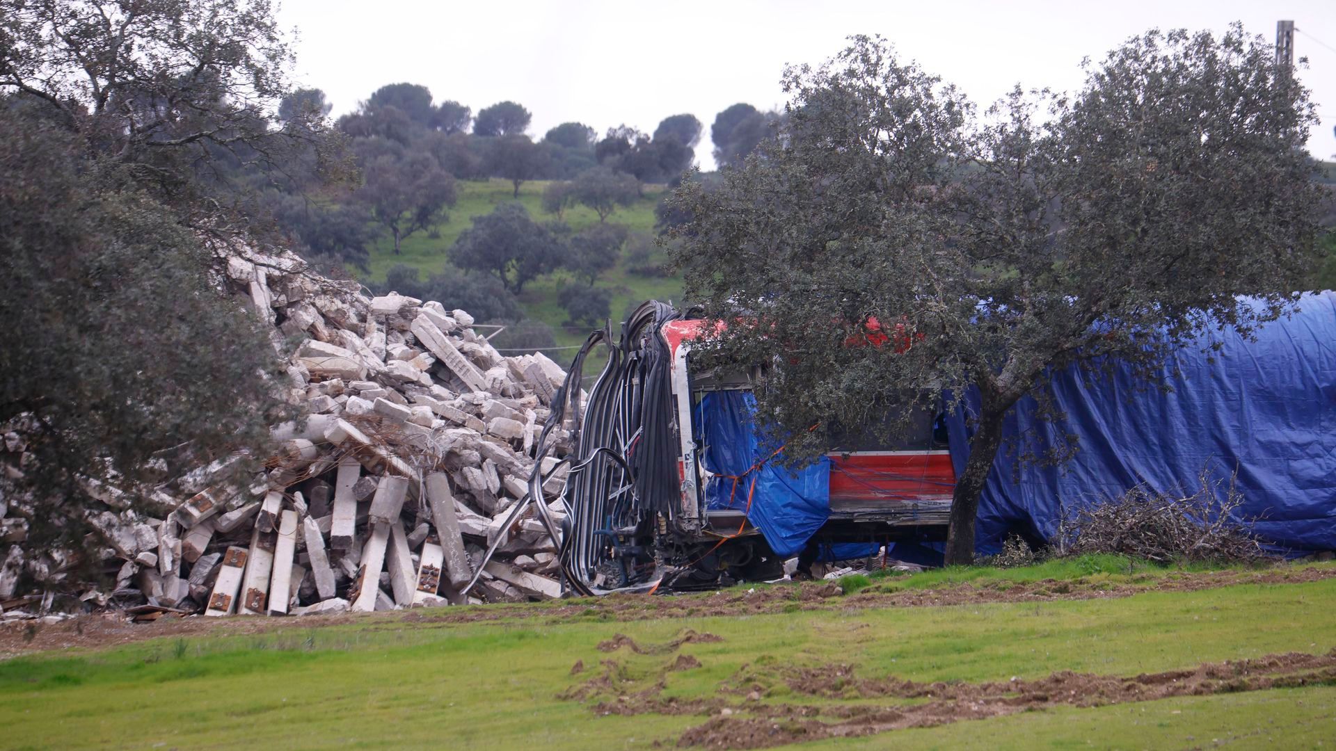 Transportes defiende que la Guardia Civil se llevó "todo lo que quería" de Adamuz y que Adif retiró el material sobrante Transportes defiende que la Guardia Civil se llevó "todo lo que quería" de Adamuz y que Adif retiró el material sobrante