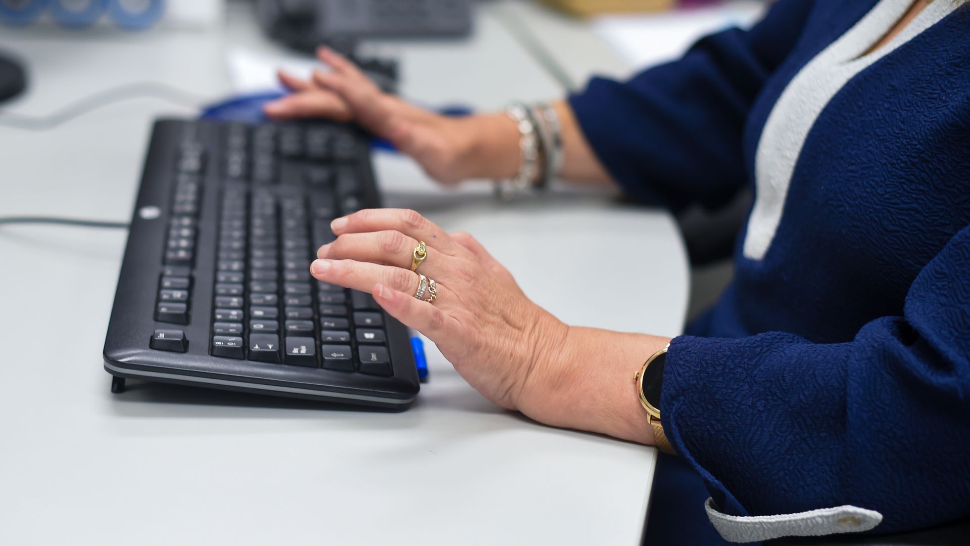 Una empleada pública atiende a una contribuyente en la oficina de la Agencia Estatal de la Administración Tributaria de Madrid Una empleada pública atiende a una contribuyente en la oficina de la Agencia Estatal de la Administración Tributaria de Madrid