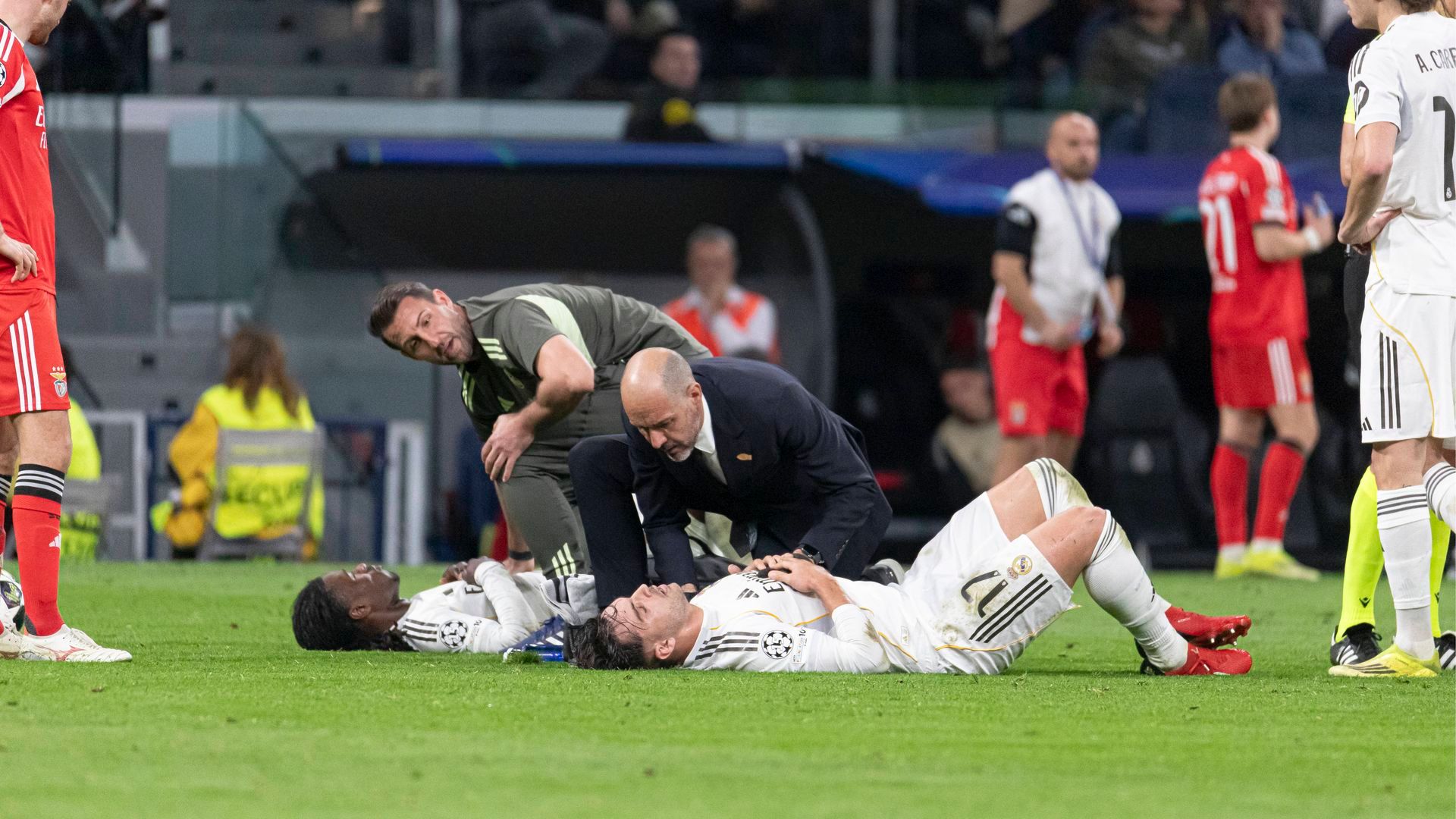 Asencio y Camavinga, en el suelo tras su choque