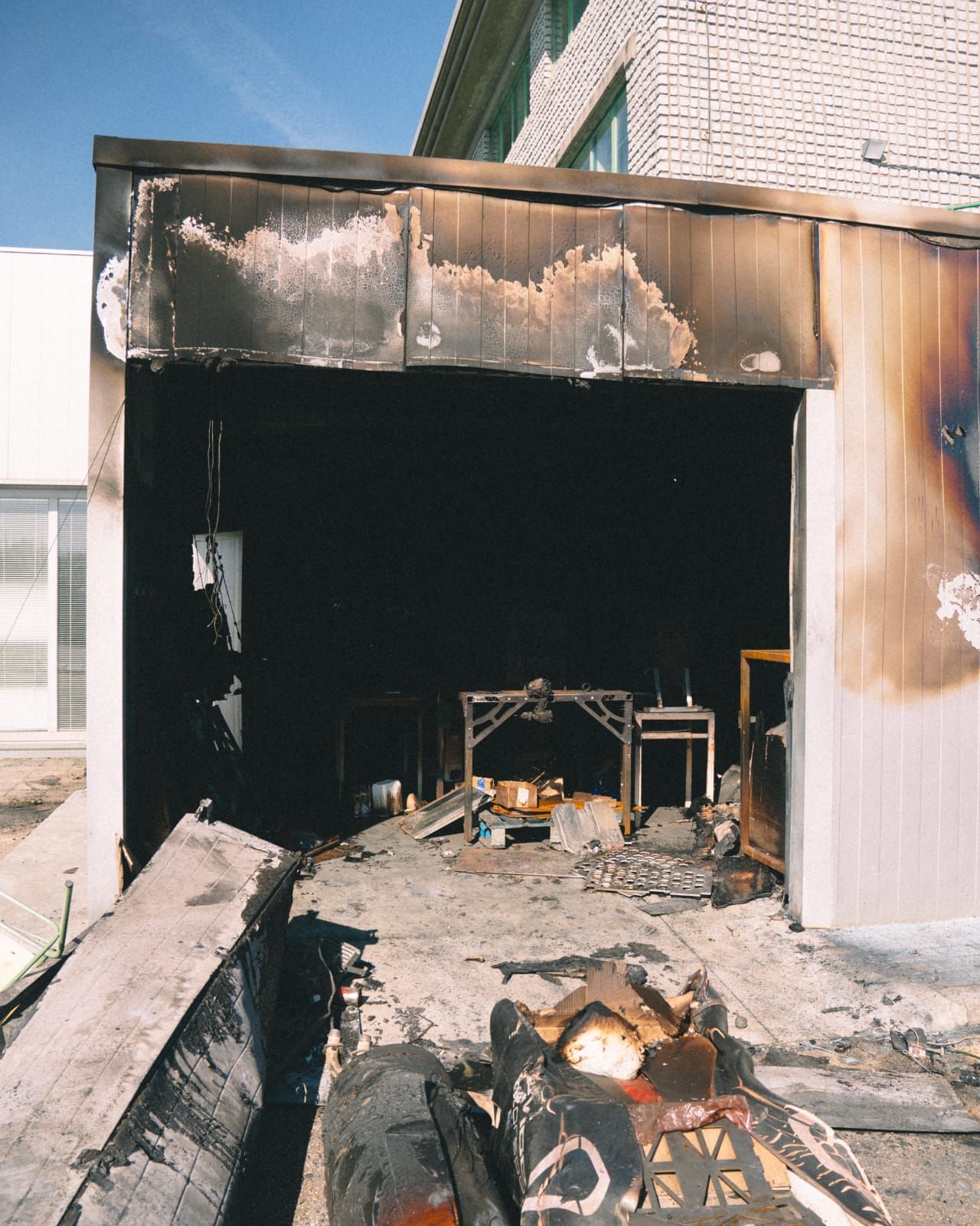 Así quedó el almacén de la escudería tras el incendio en el campus vigués