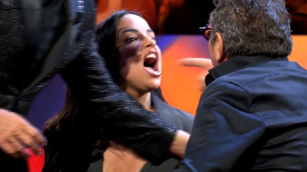Brutal enfrentamiento entre Lucía Sánchez y el padre de Manuel González en el plató de 'GH DÚO', con el concursante de por medio: "¡Pedazo de sinvergüenza!"