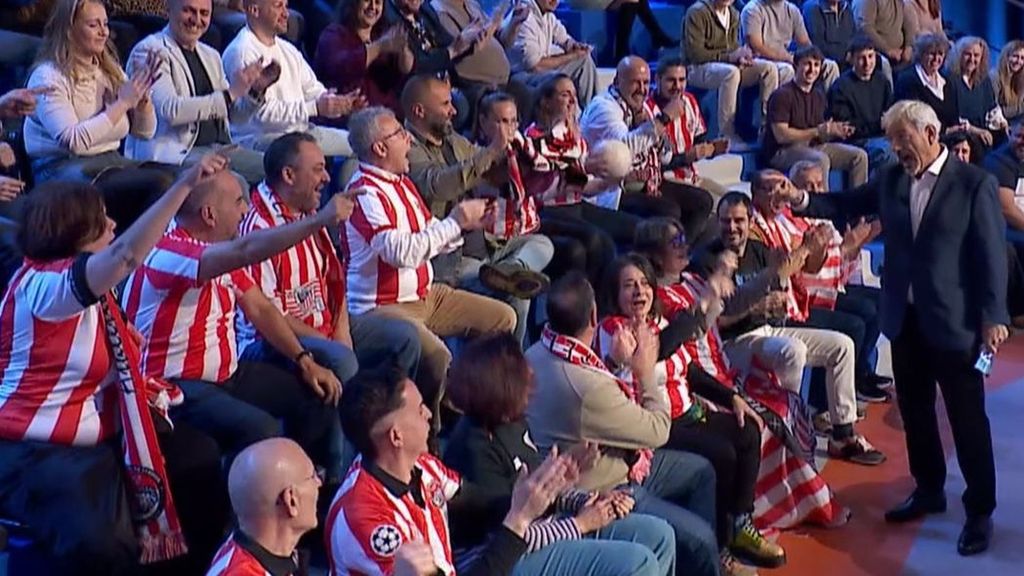 El momentazo de Carlos Sobera cantando con una peña el himno del Athletic Club: ''Qué barbaridad''