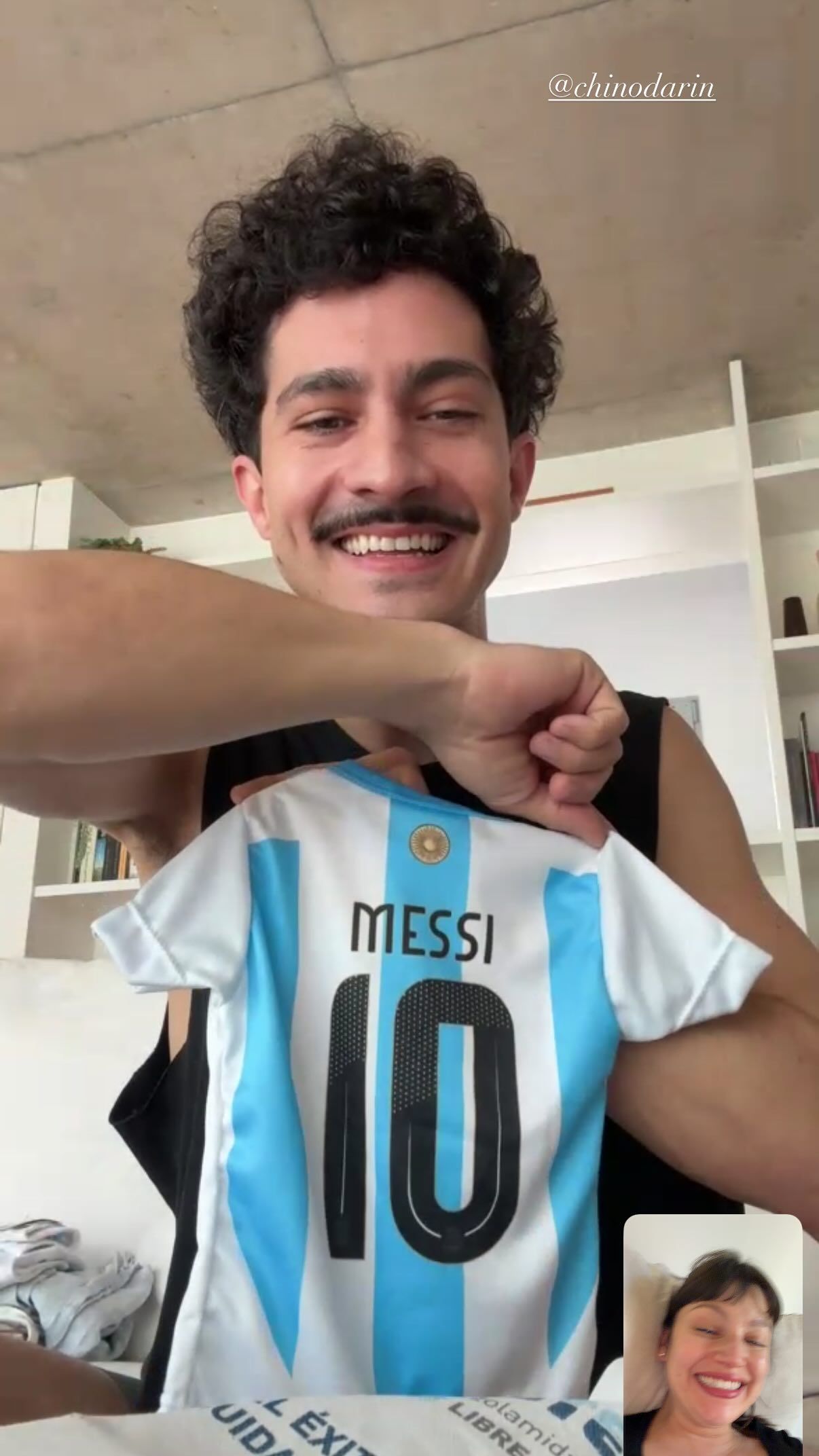 Chino Darín muestra el regalo que le ha comprado a su hijo Dante