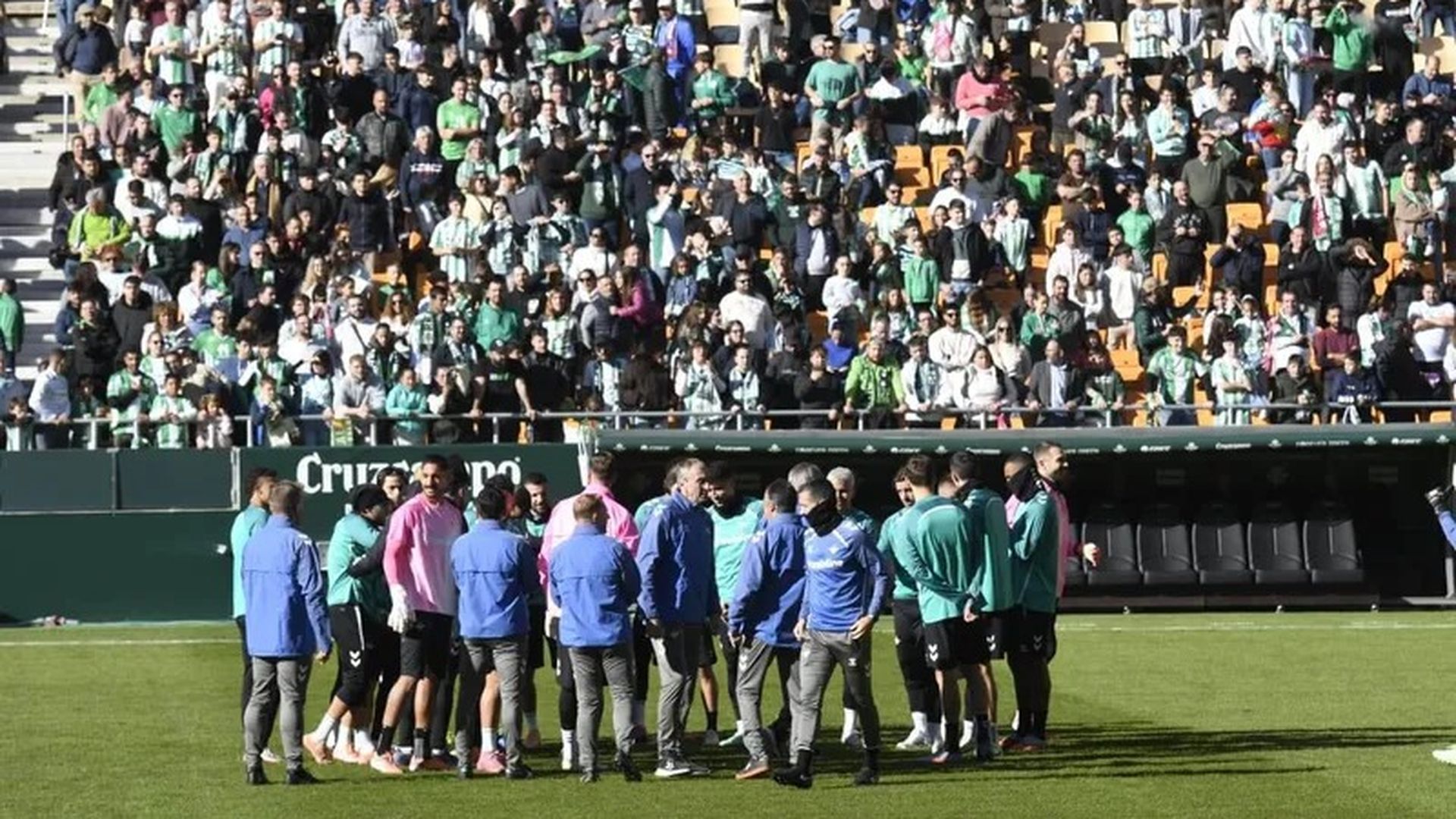 El Betis, entrenando con público en La Cartuja