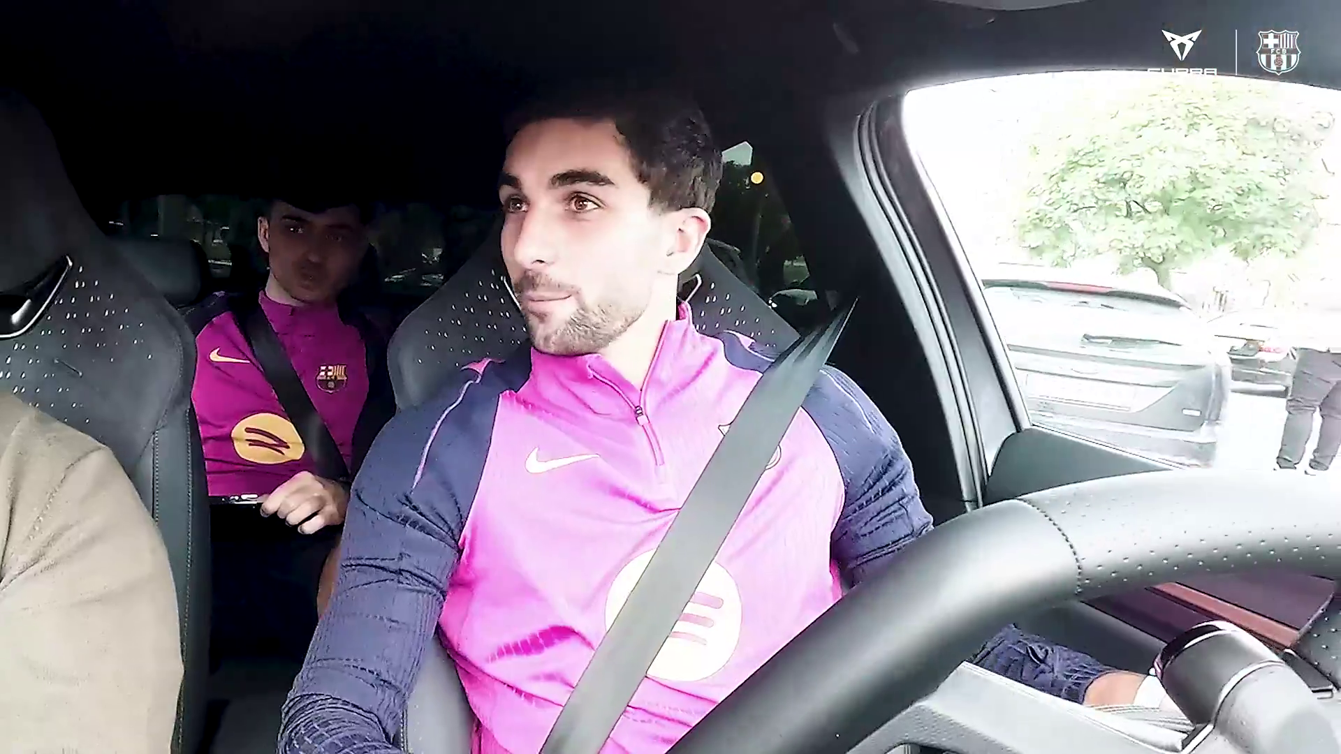 Ferran Torres y Pedri en un coche por Barcelona