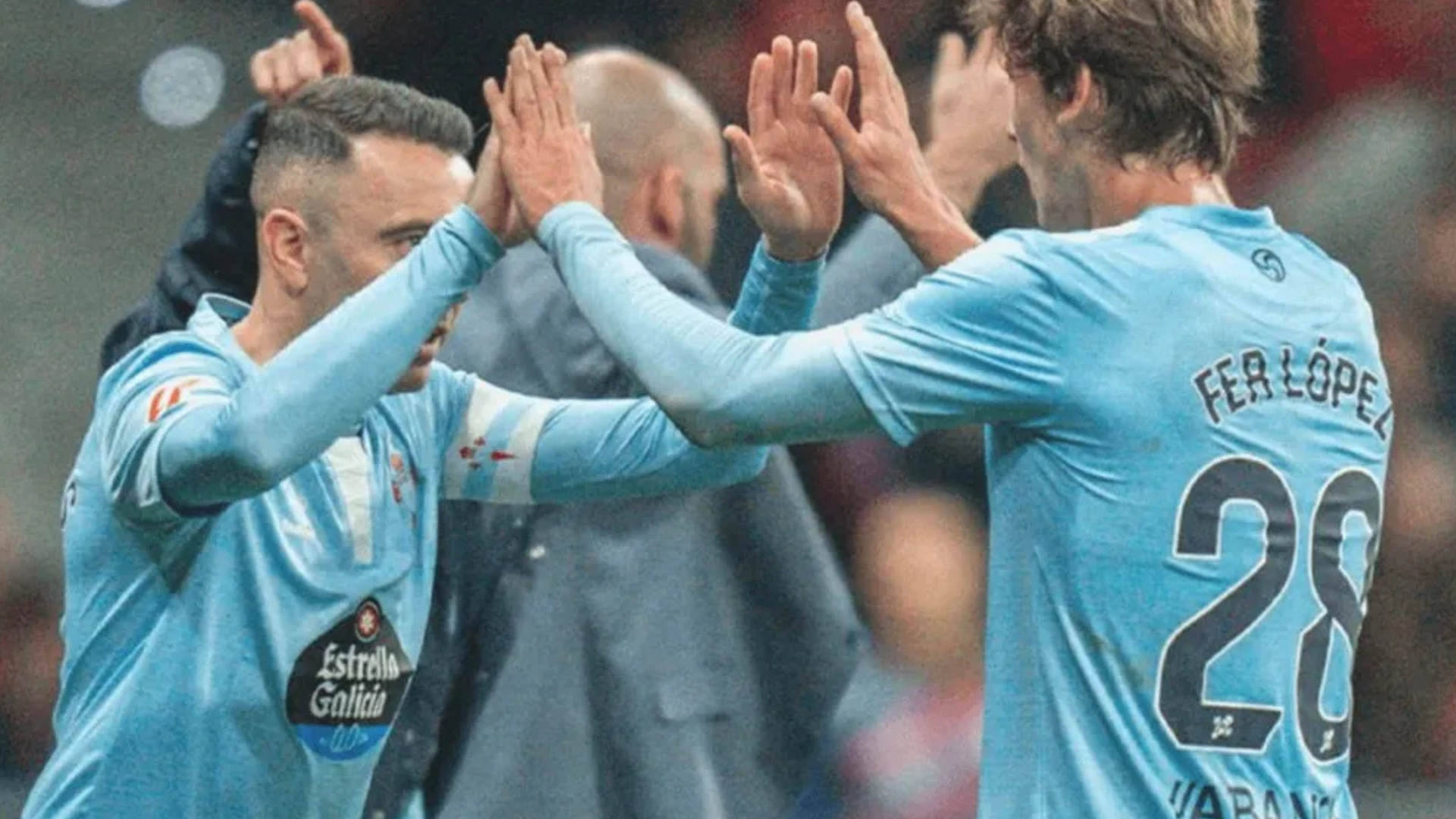 Iago Aspas le deja su sitio a Fer López