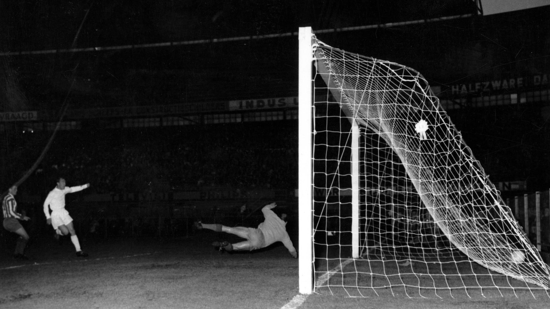 Jimmy Greaves marcando un gol contra el Atlético de Madrid