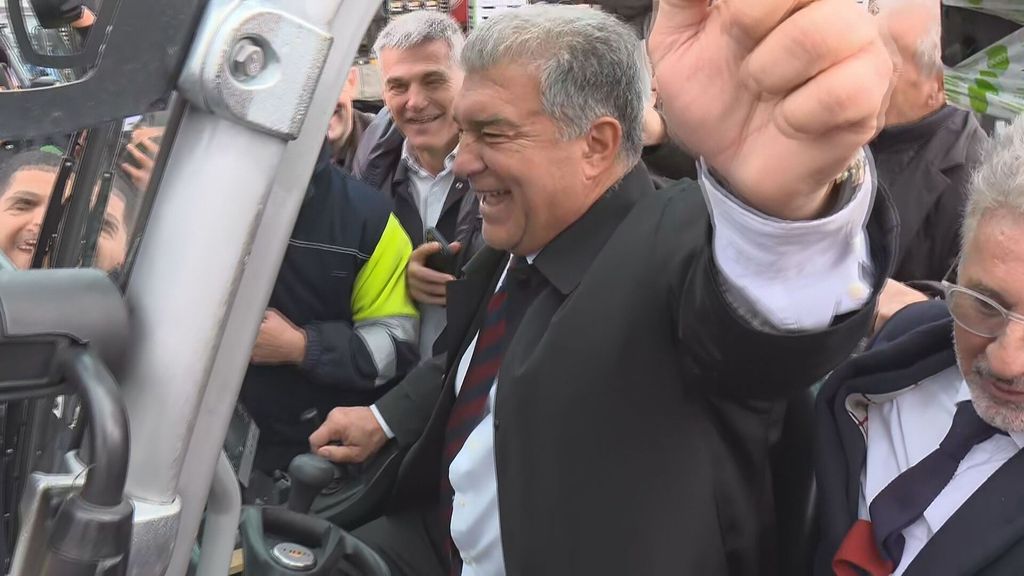 El show de Joan Laporta: se sube a un toro elevador en pleno mercado al grito de 'madridista el que no bote'