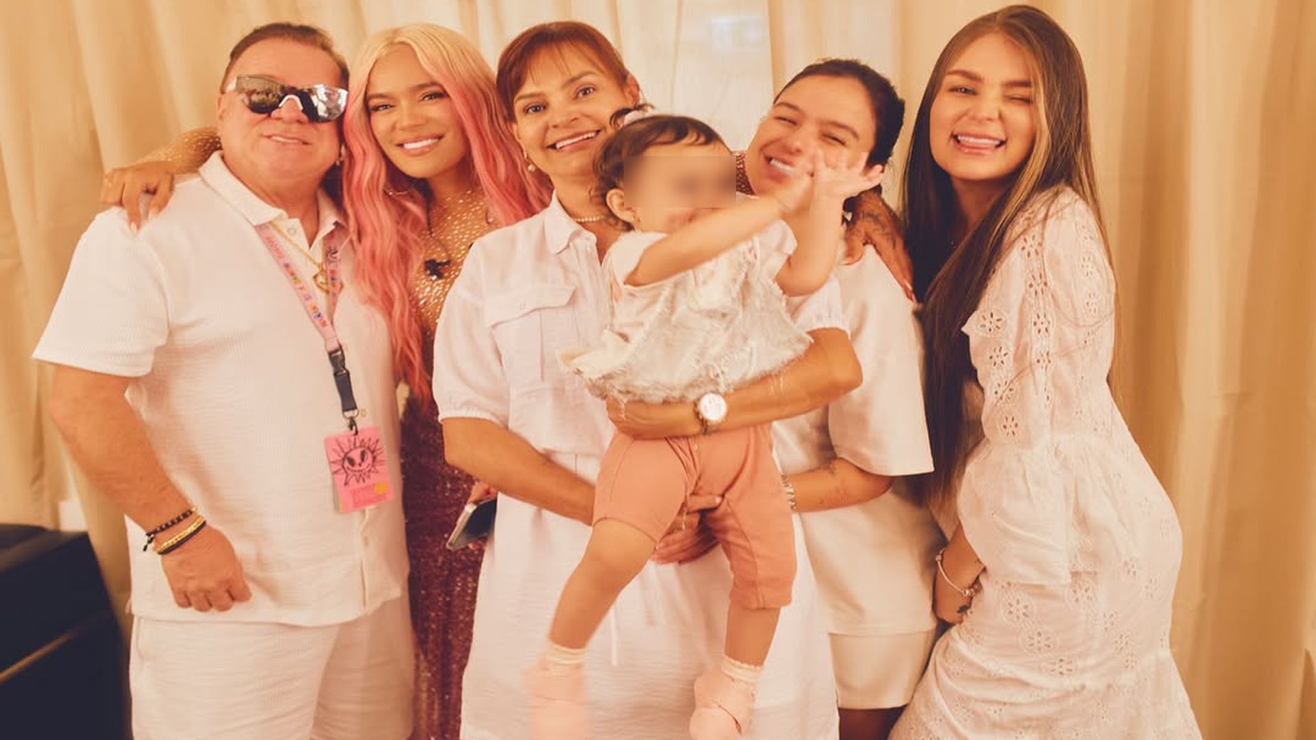 Karol G junto a sus padres, sus hermanas y sobrinas Karol G junto a sus padres, sus hermanas y sobrinas