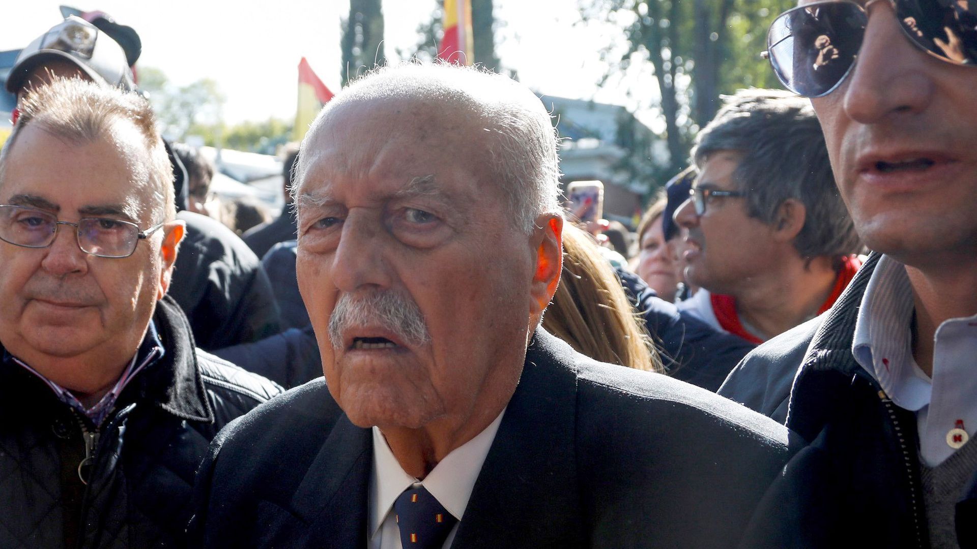 La familia de Antonio Tejero se pronuncia sobre su muerte: "Se produjo de forma serena, en paz" La familia de Antonio Tejero se pronuncia sobre su muerte: "Se produjo de forma serena, en paz"