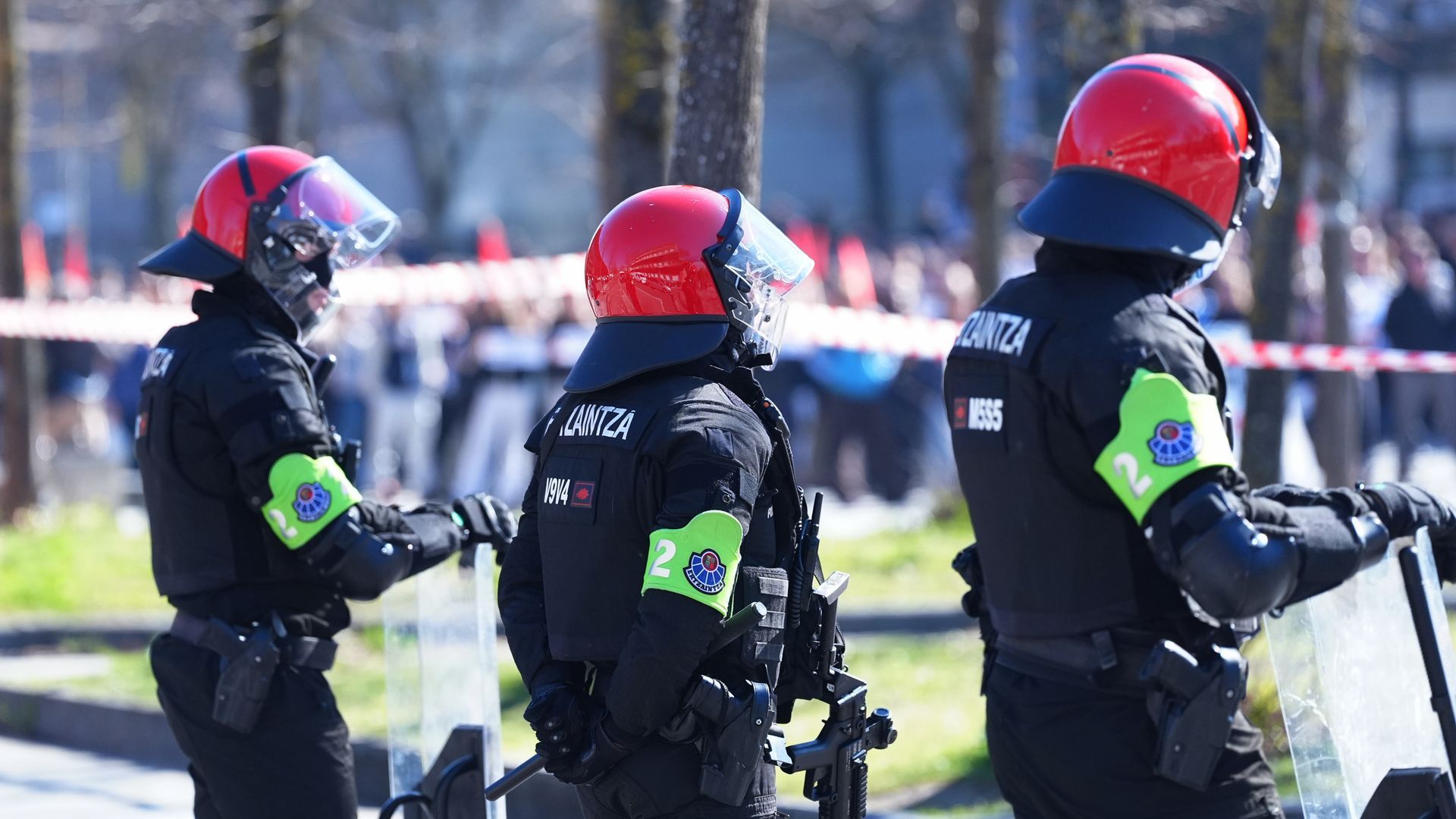 La madre relata la brutal paliza que dos ertzainas dieron a su hijo en Vizcaya: "Lo pusieron bocabajo y casi lo dejan sin testículo" La madre relata la brutal paliza que dos ertzainas dieron a su hijo en Vizcaya: "Lo pusieron bocabajo y casi lo dejan sin testículo"