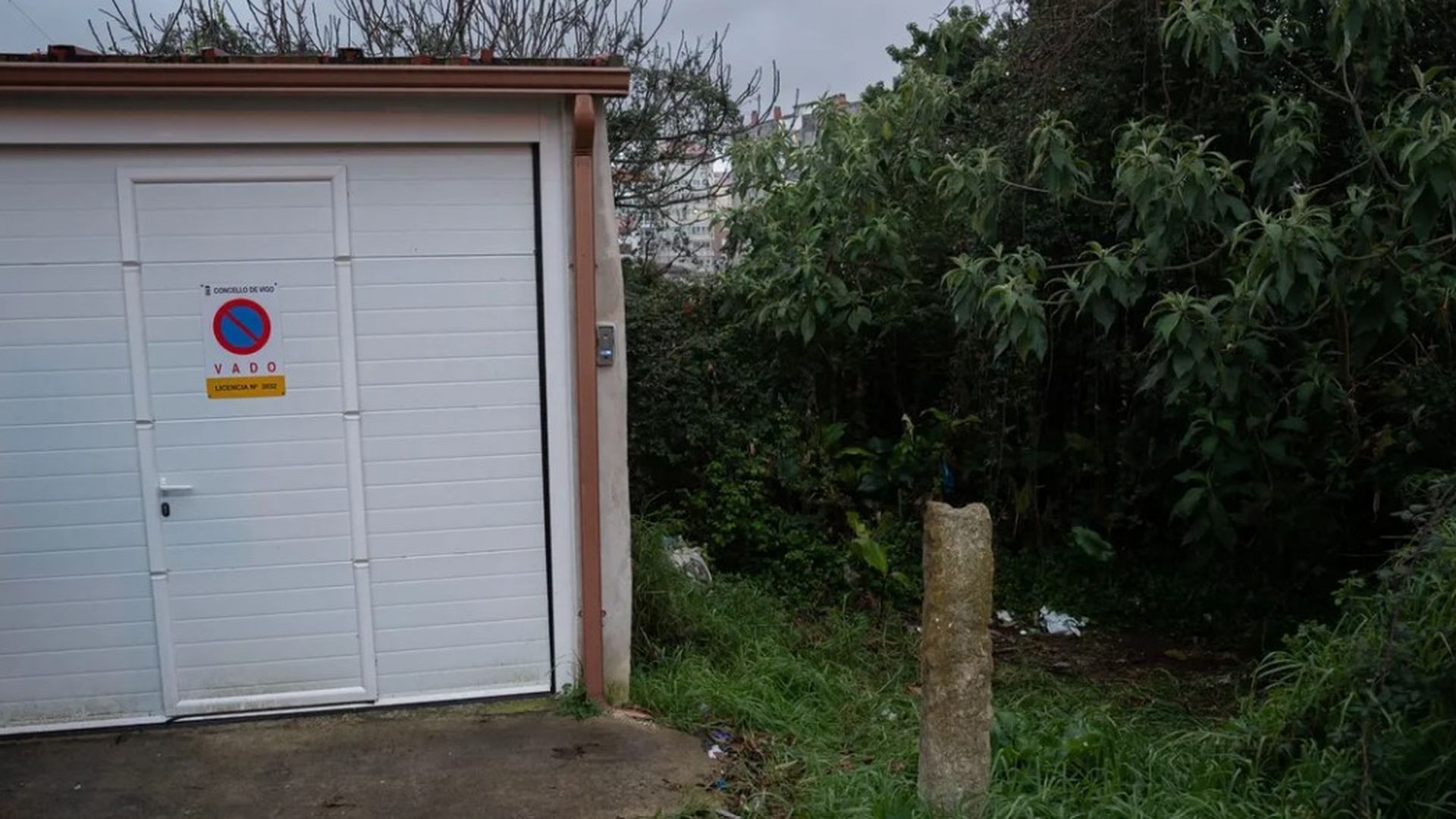 La maleta fue encontrada por un repartidor en un descampado de la Espedrigada, en Vigo La maleta fue encontrada por un repartidor en un descampado de la Espedrigada, en Vigo