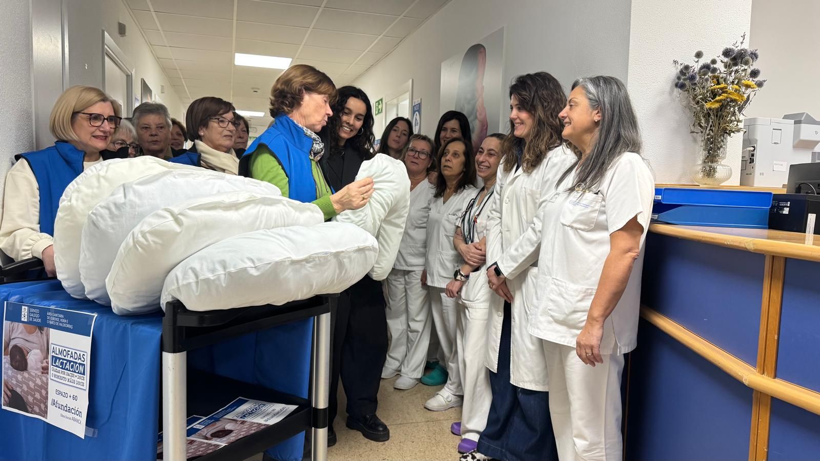 Las participantes en los talleres de Afundación repartieron los cojines de lactancia