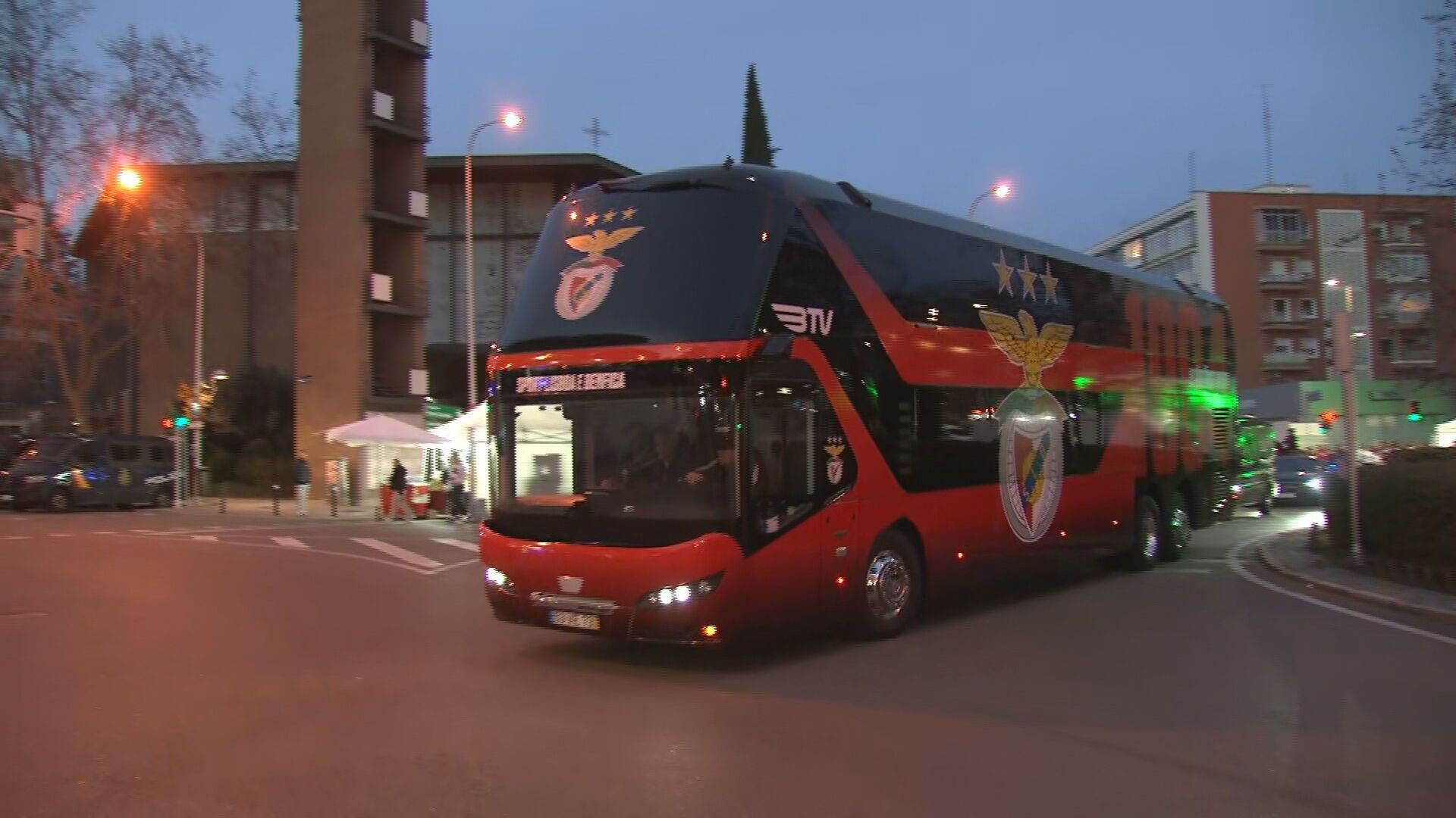 Llegada del autobús del Benfica al Bernabéu