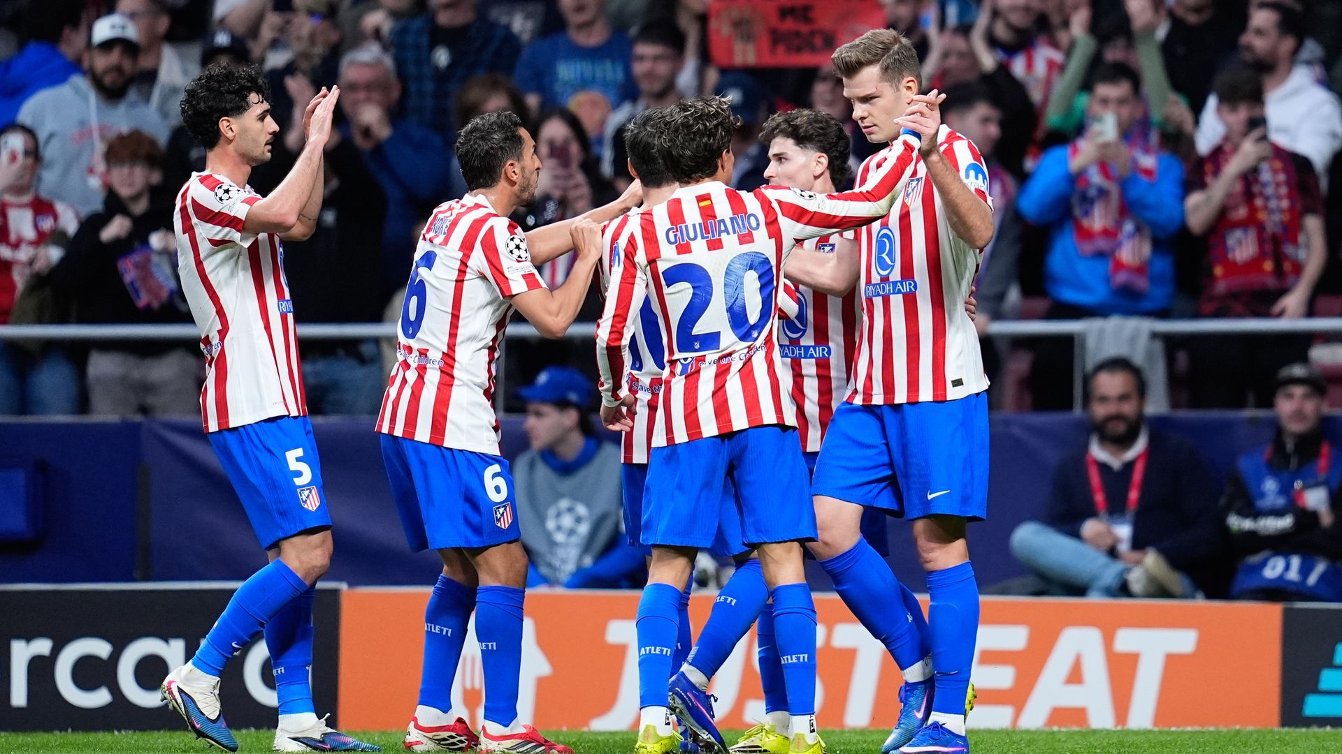 Los jugadores del Atlético de Madrid celebrando un gol de Sorloth