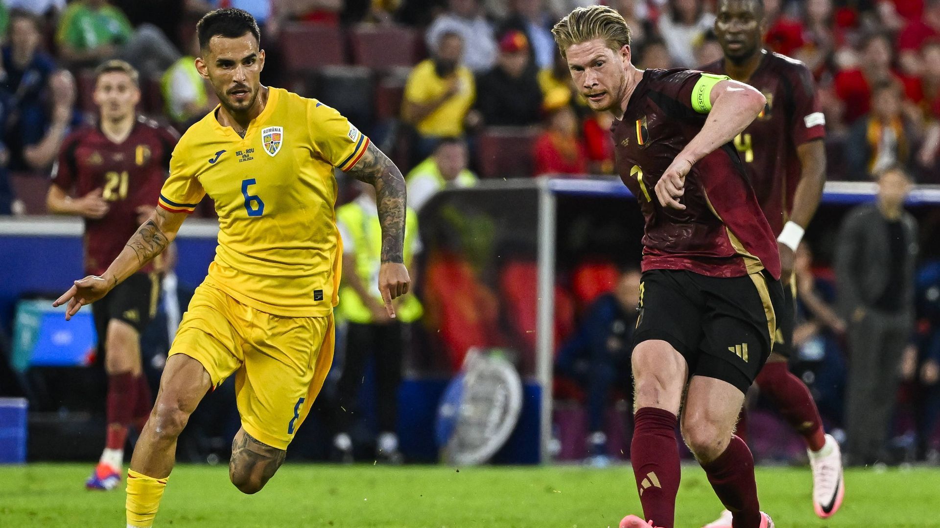 Marius Marin, ante De Bruyne, en la Eurocopa