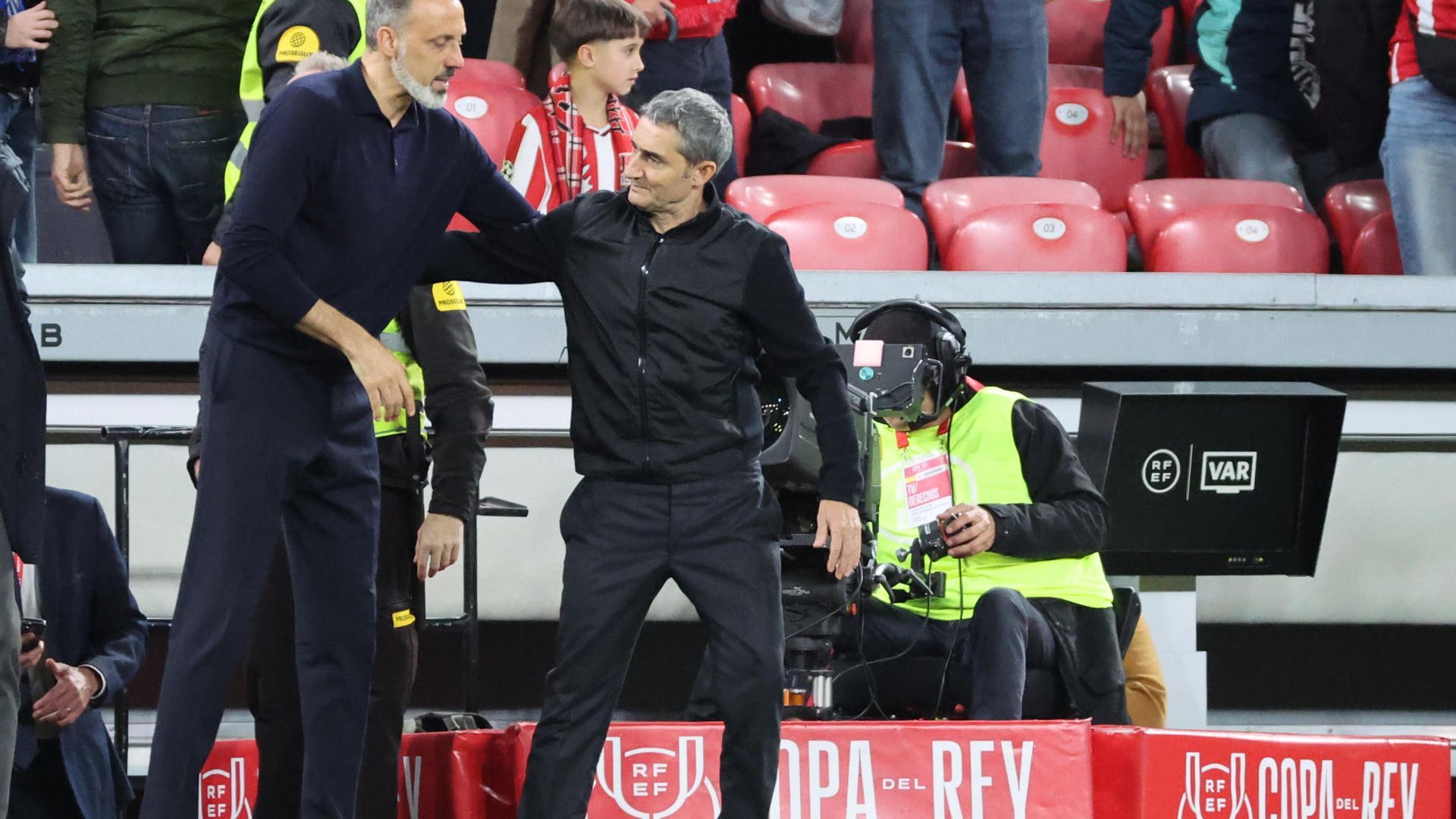 Matarazzo y Ernesto Valverde se saludan, en Copa en San Mamés