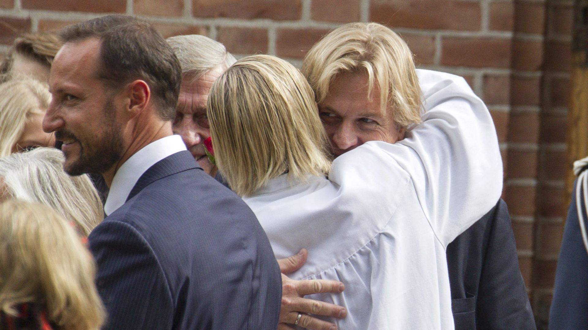 Morten Borg abrazando a Marius Borg y el príncipe Haakon en la confirmación del joven