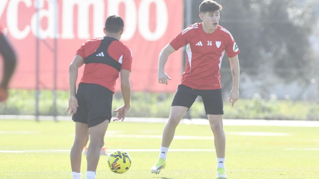 Oso, novedad en el primer entreno del Sevilla antes del derbi ante el Betis