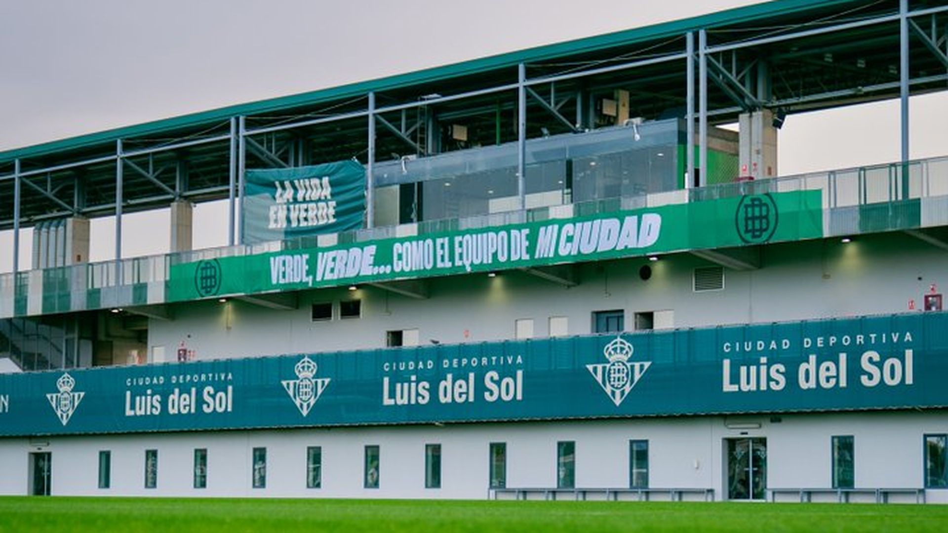 Pancarta en la ciudad deportiva del Betis