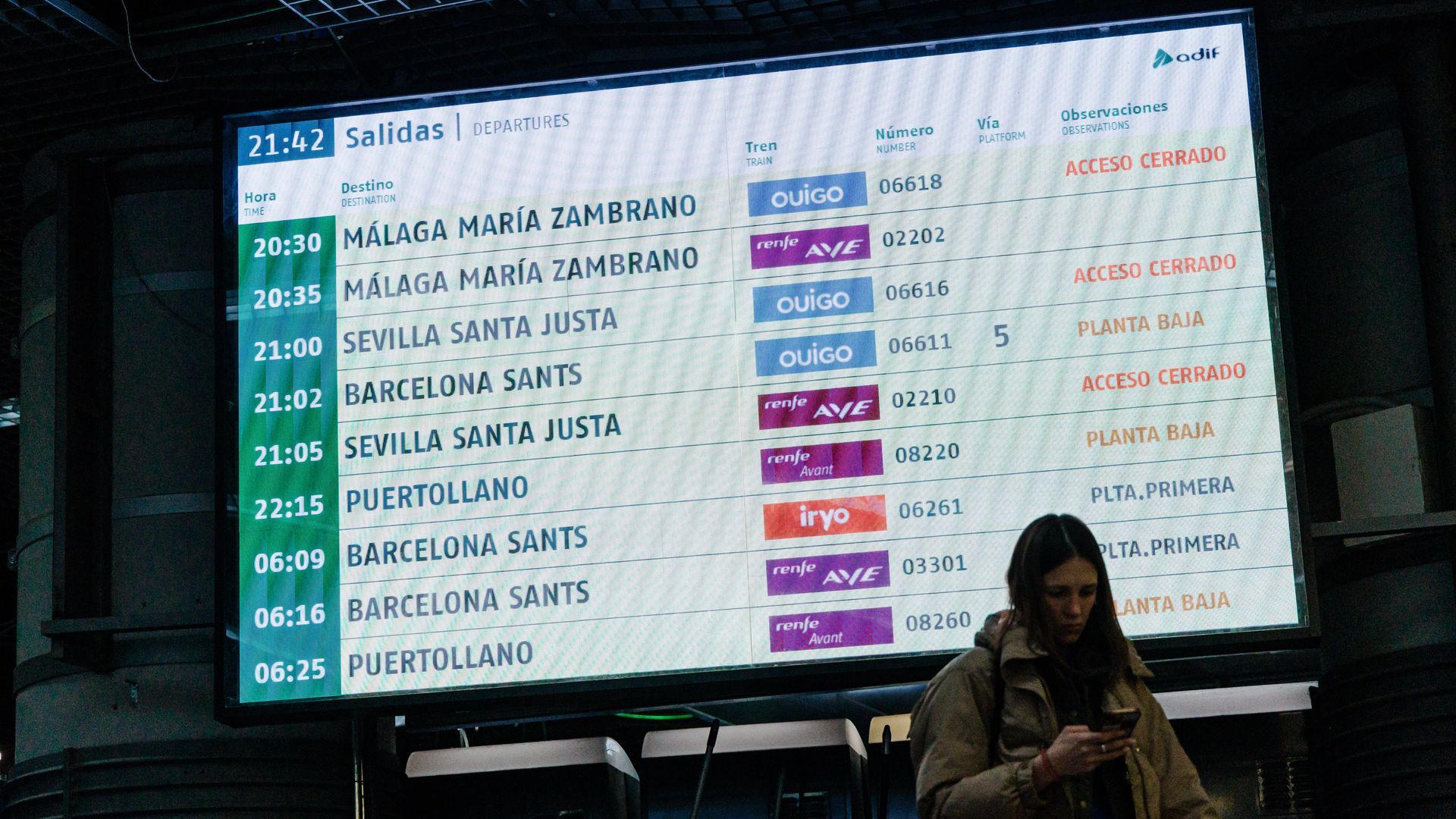 Pantalla informativa en la estación Madrid-Puerta de Atocha-Almudena Grandes Pantalla informativa en la estación Madrid-Puerta de Atocha-Almudena Grandes