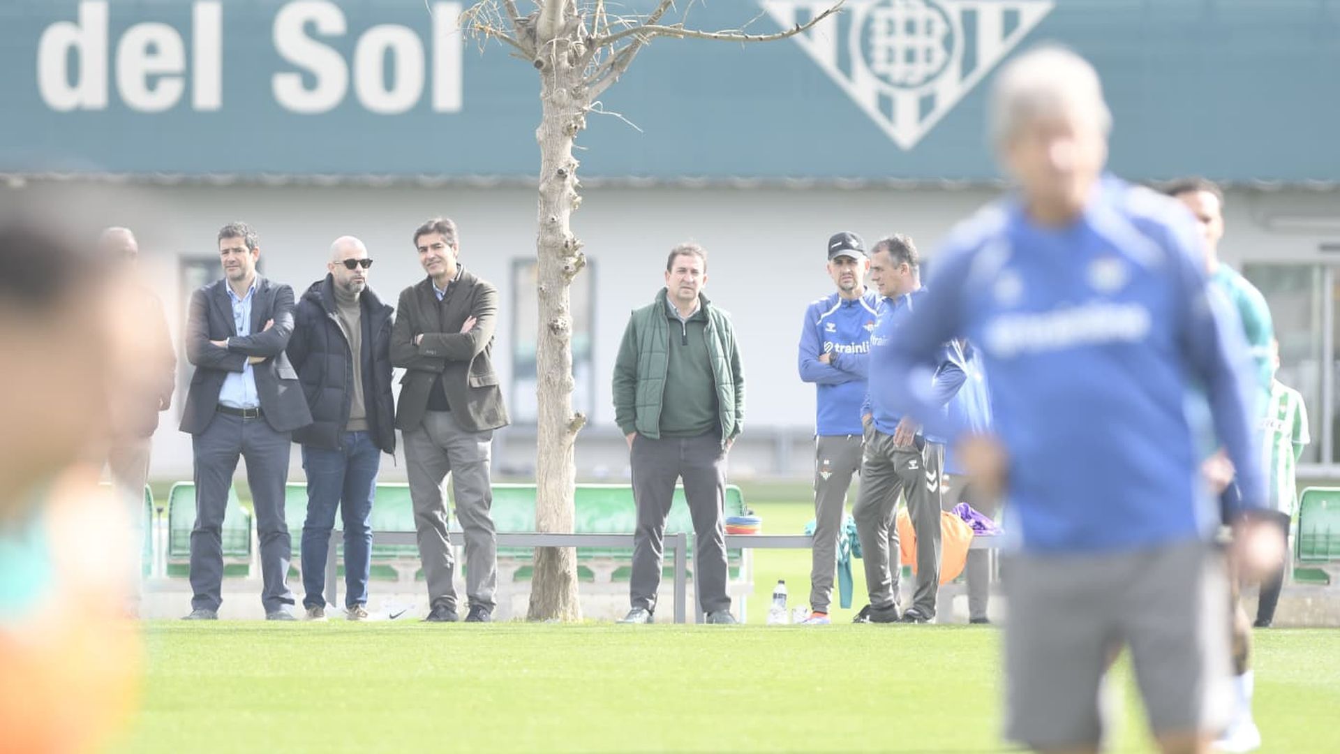Pellegrini y la plana mayor del Betis, en el entrenamiento de este miércoles