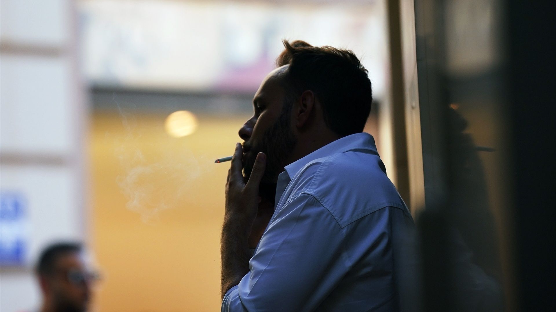 Personas fumando por las calles de Málaga. Personas fumando por las calles de Málaga.