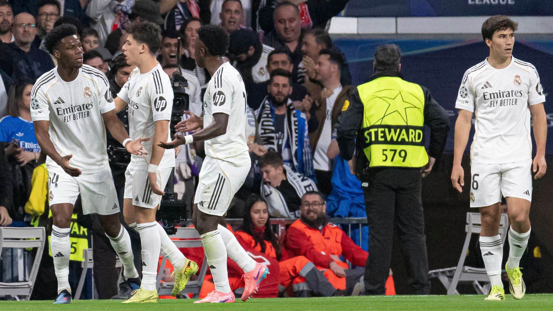 Tchouaméni celebra su gol en el Real Madrid-Benfica