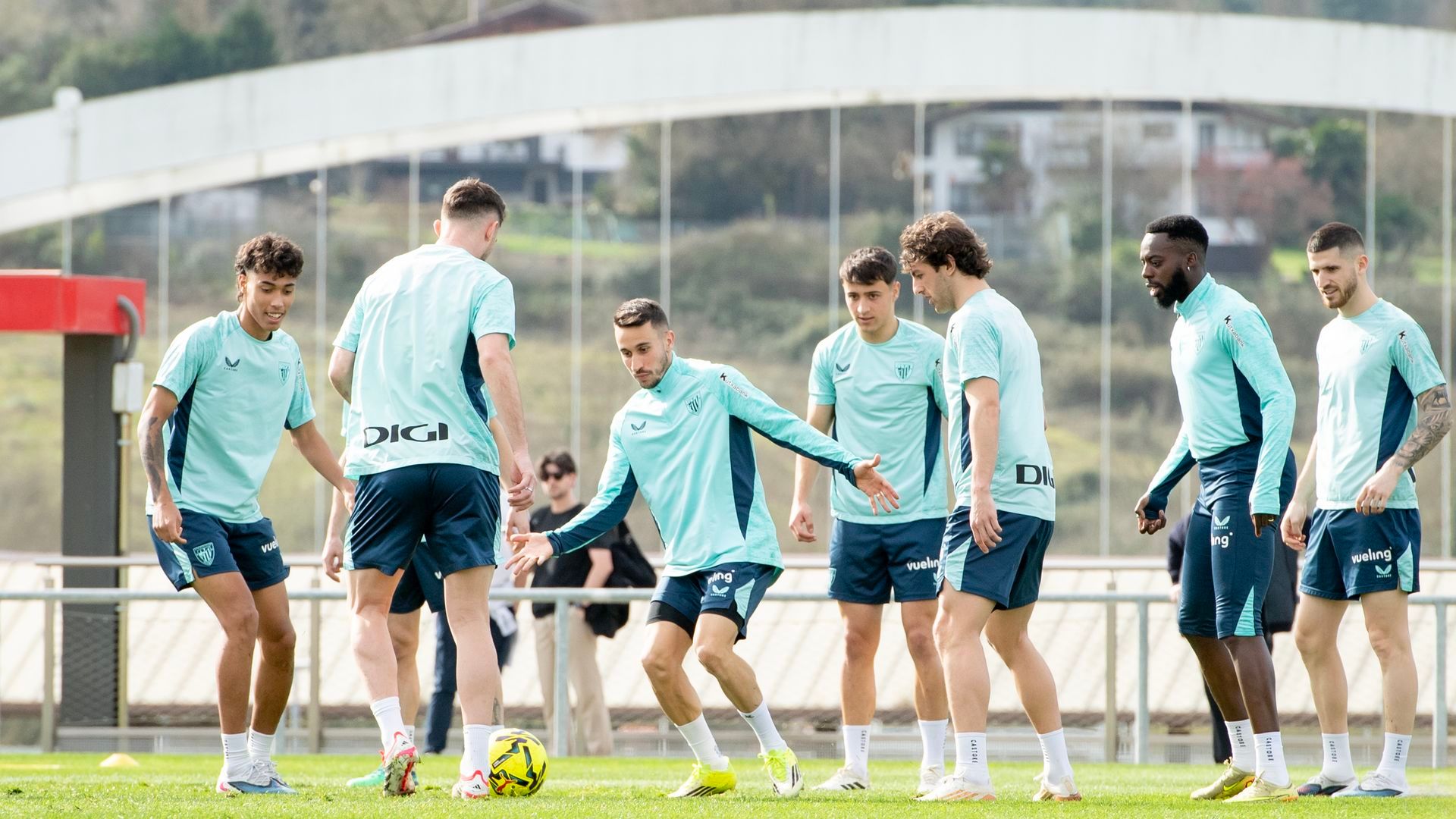 Trabajo bajo el viejo arco de San Mamés en el entrenamiento de Lezama