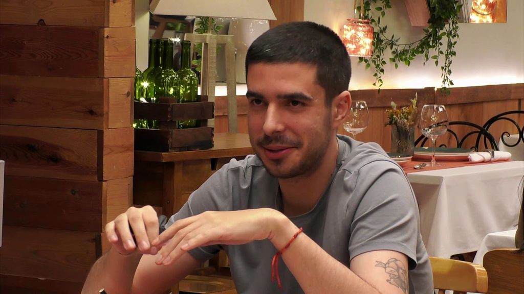 Un soltero de 'First Dates' sale del armario públicamente al hablar sobre sexo con su cita: "He tenido alguna aventura con algún amigo"