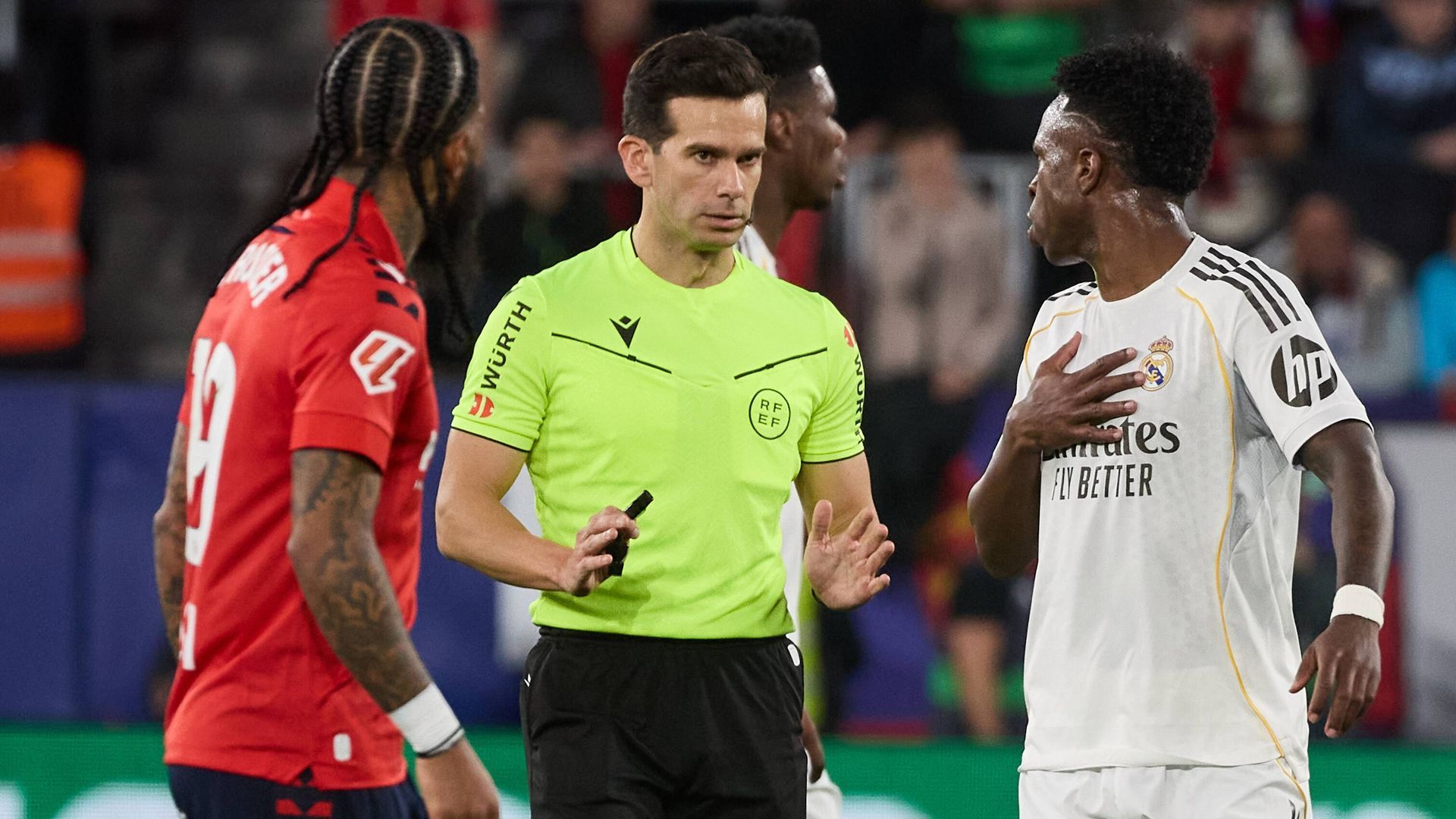 Vinicius Jr hablando con Quintero González