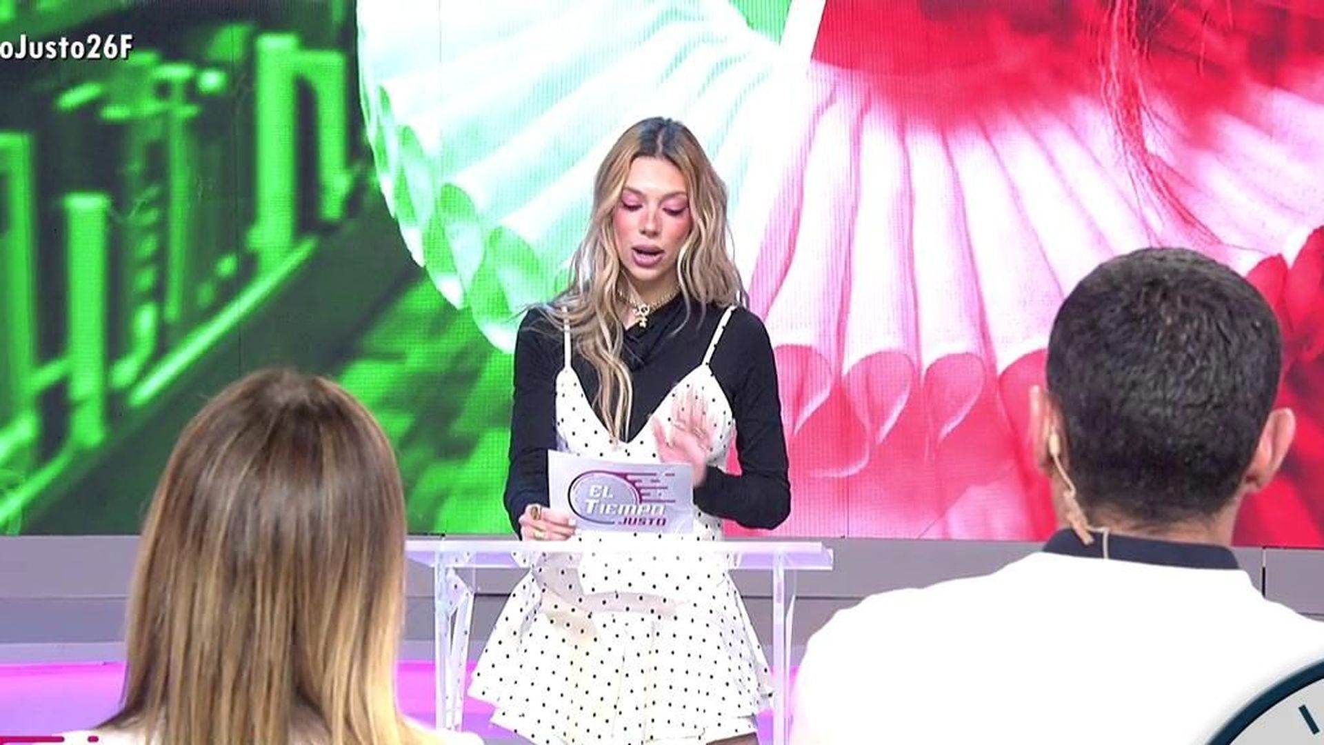 Alejandra Rubio lee la sinopsis de su primera novela y los colaboradores de 'El tiempo justo' se posicionan: "La he escrito yo íntegramente"