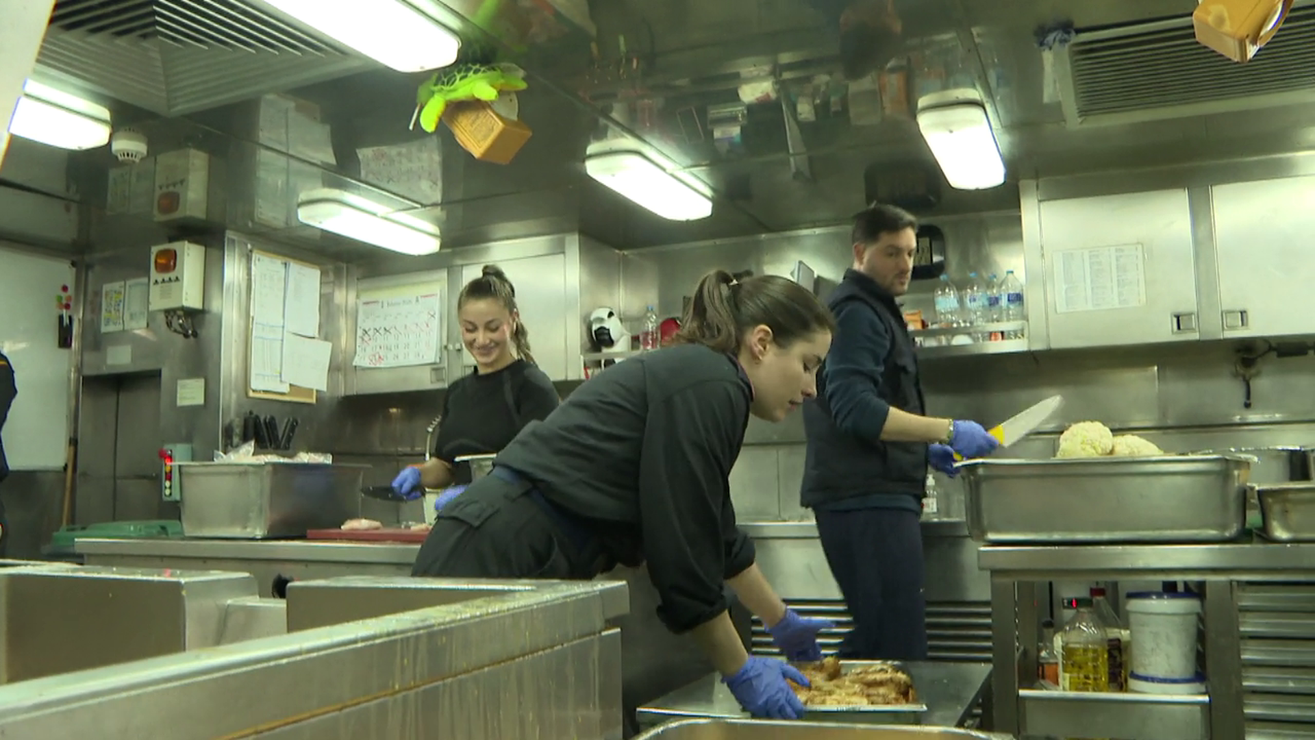 Así trabajan los cocineros de la fragata ‘Almirante Juan de Borbón’