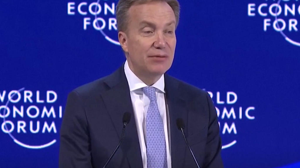 Dimite el presidente del Foro de Davos por sus vínculos con Epstein tras revelarse nuevos archivos