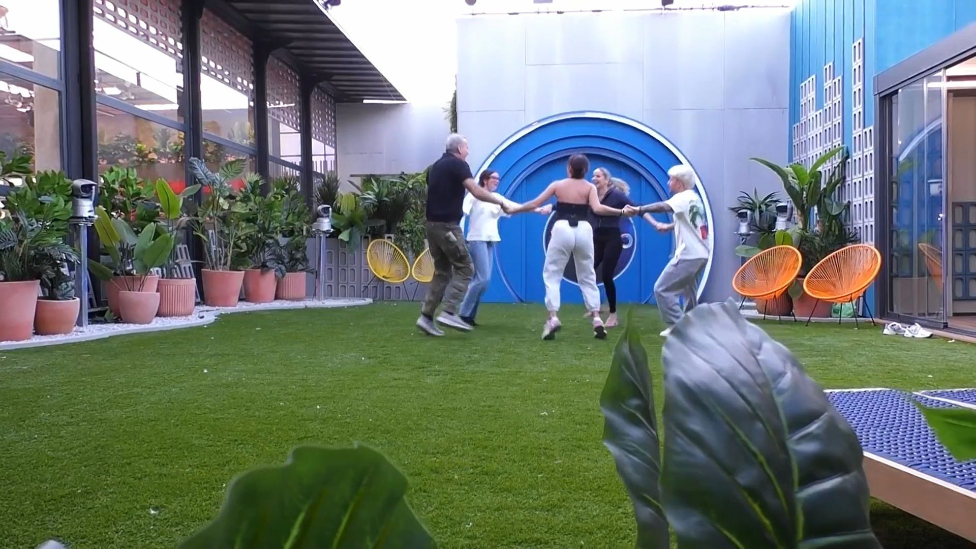 Carlos baila con los ratoncitos el corro de la patata