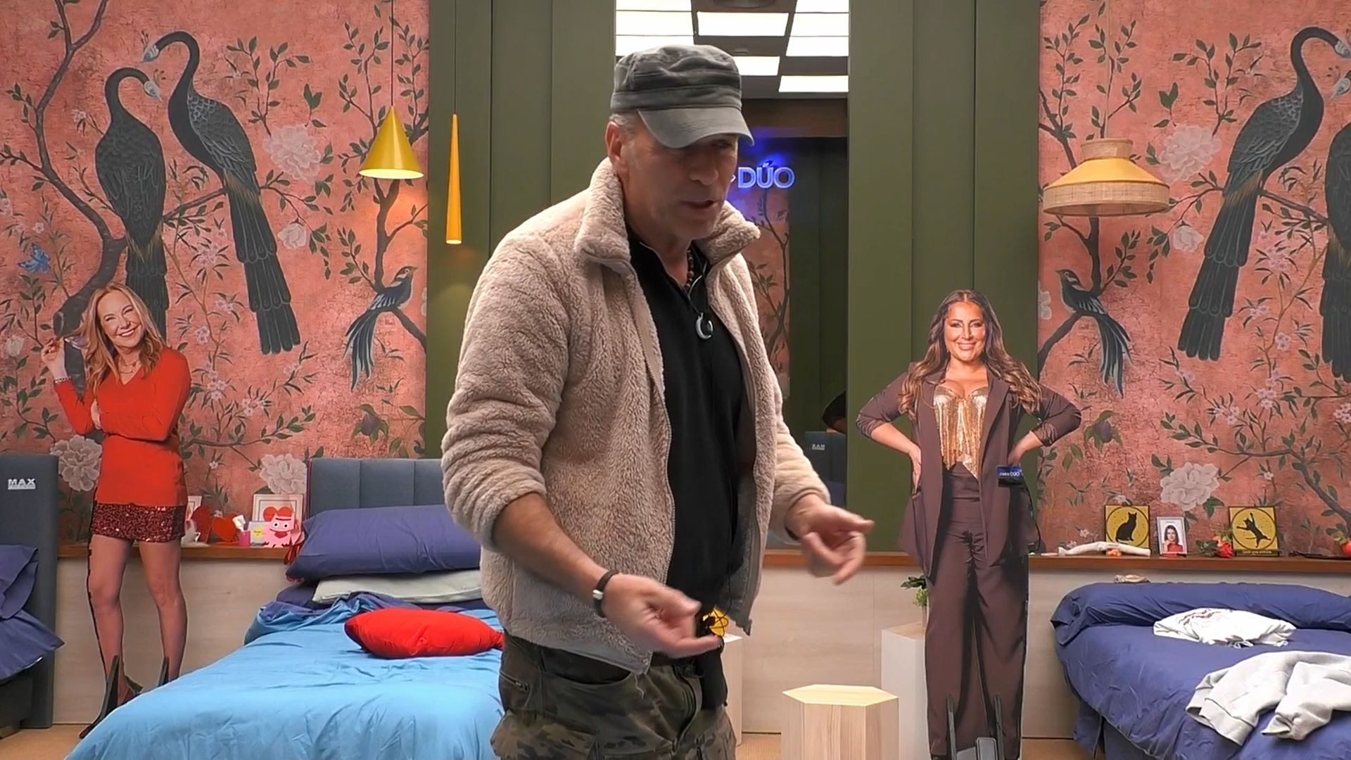 Carlos Lozano y las siluetas a sus espaldas